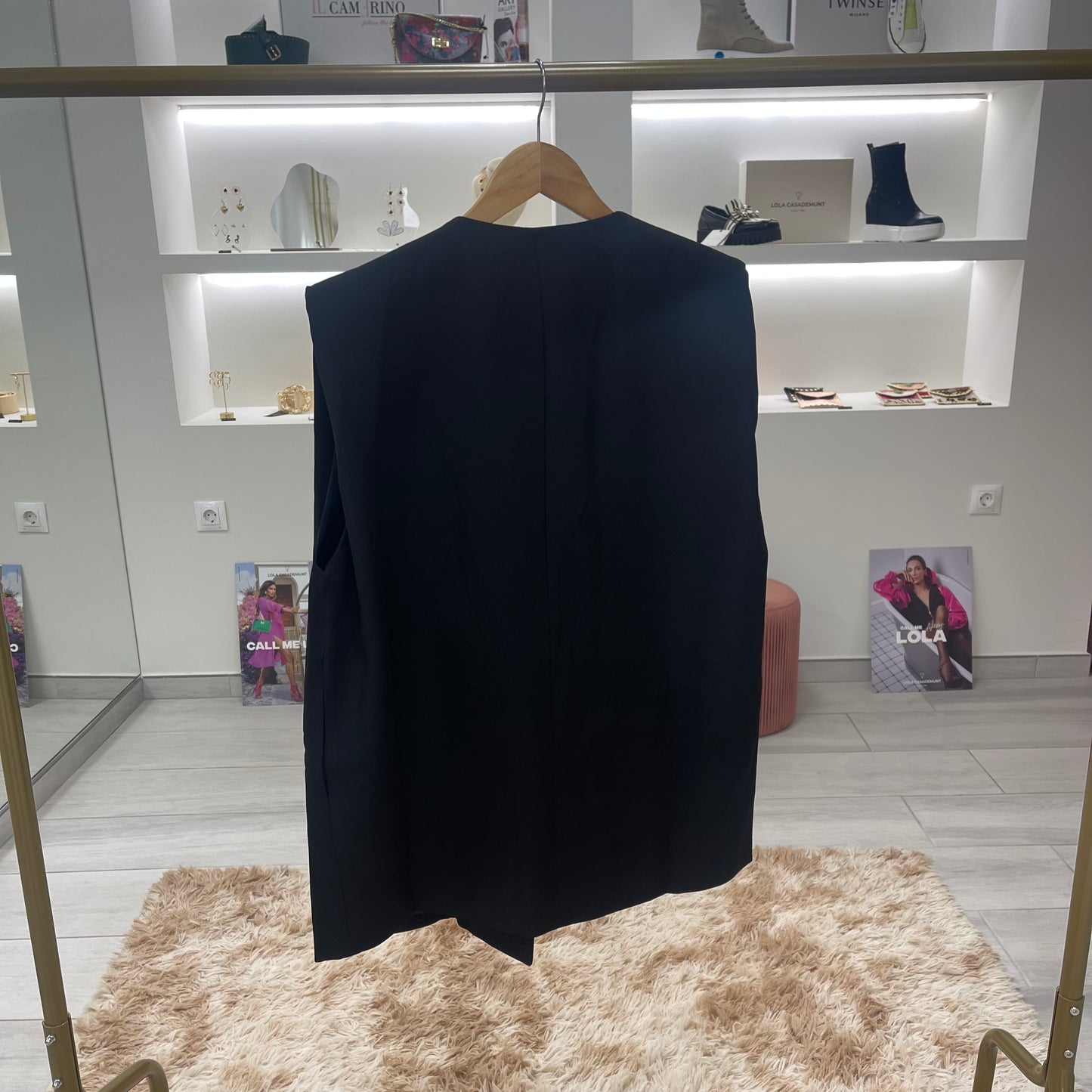 CHALECO NEGRO BOTÓN FLOR