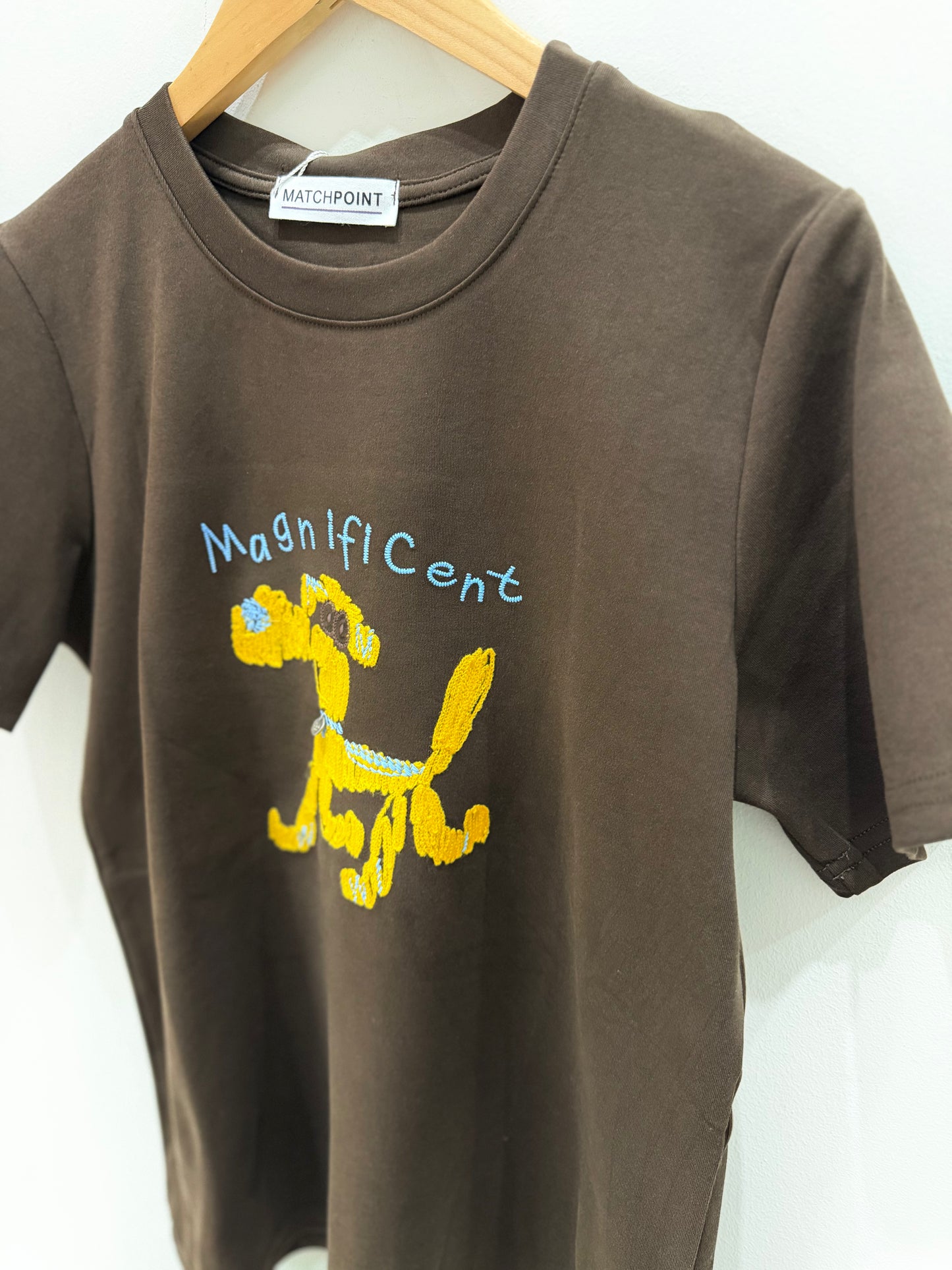 CAMISETA MARRÓN PERRO SALCHICHA