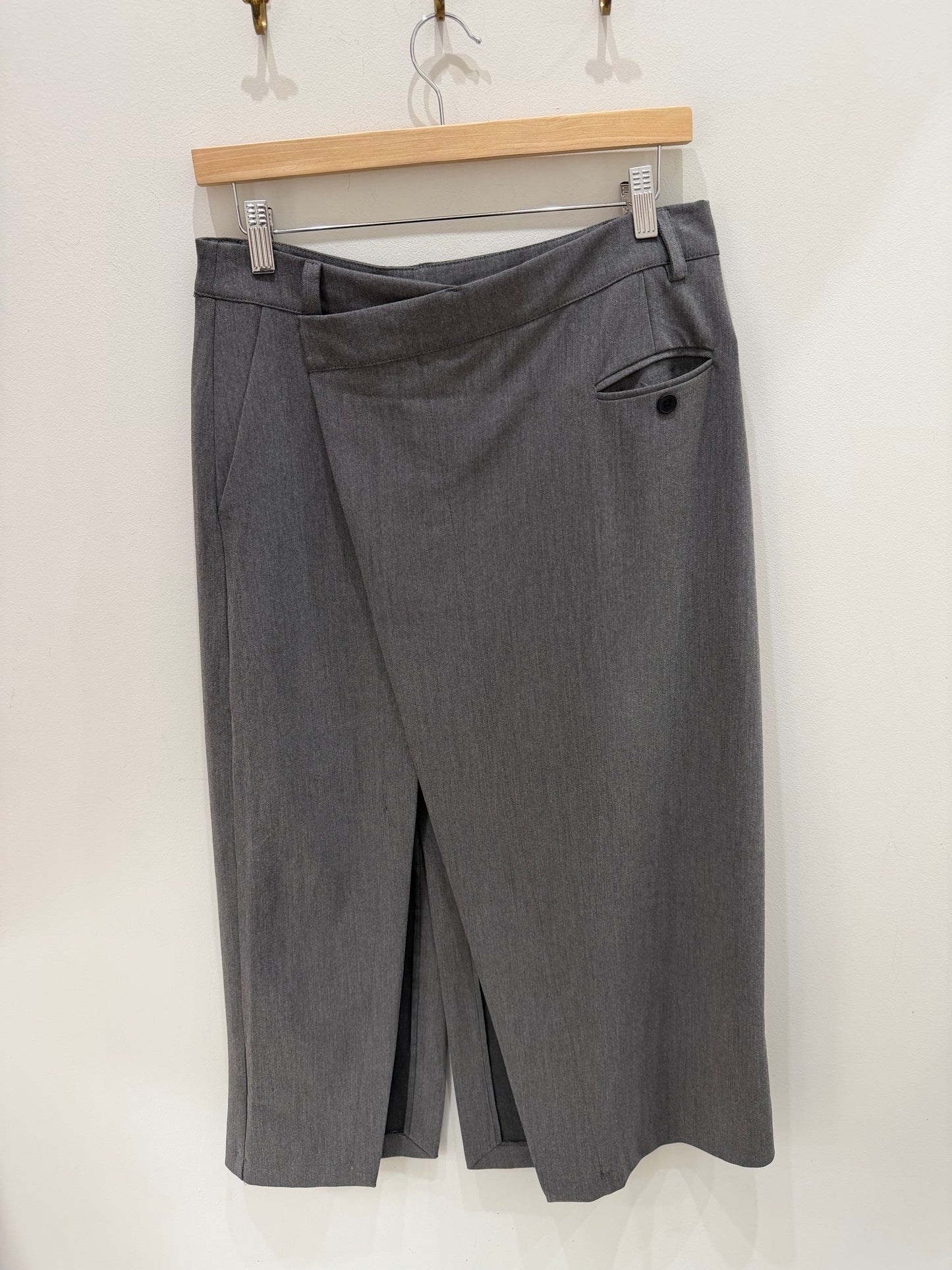 FALDA GRIS DETALLE BOTONES