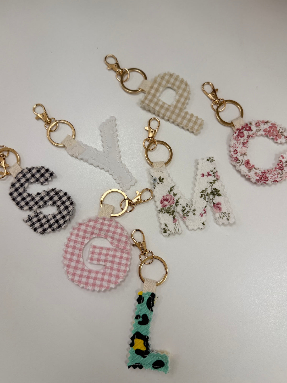 CHARM/LLAVERO HECHO A MANO INICIAL