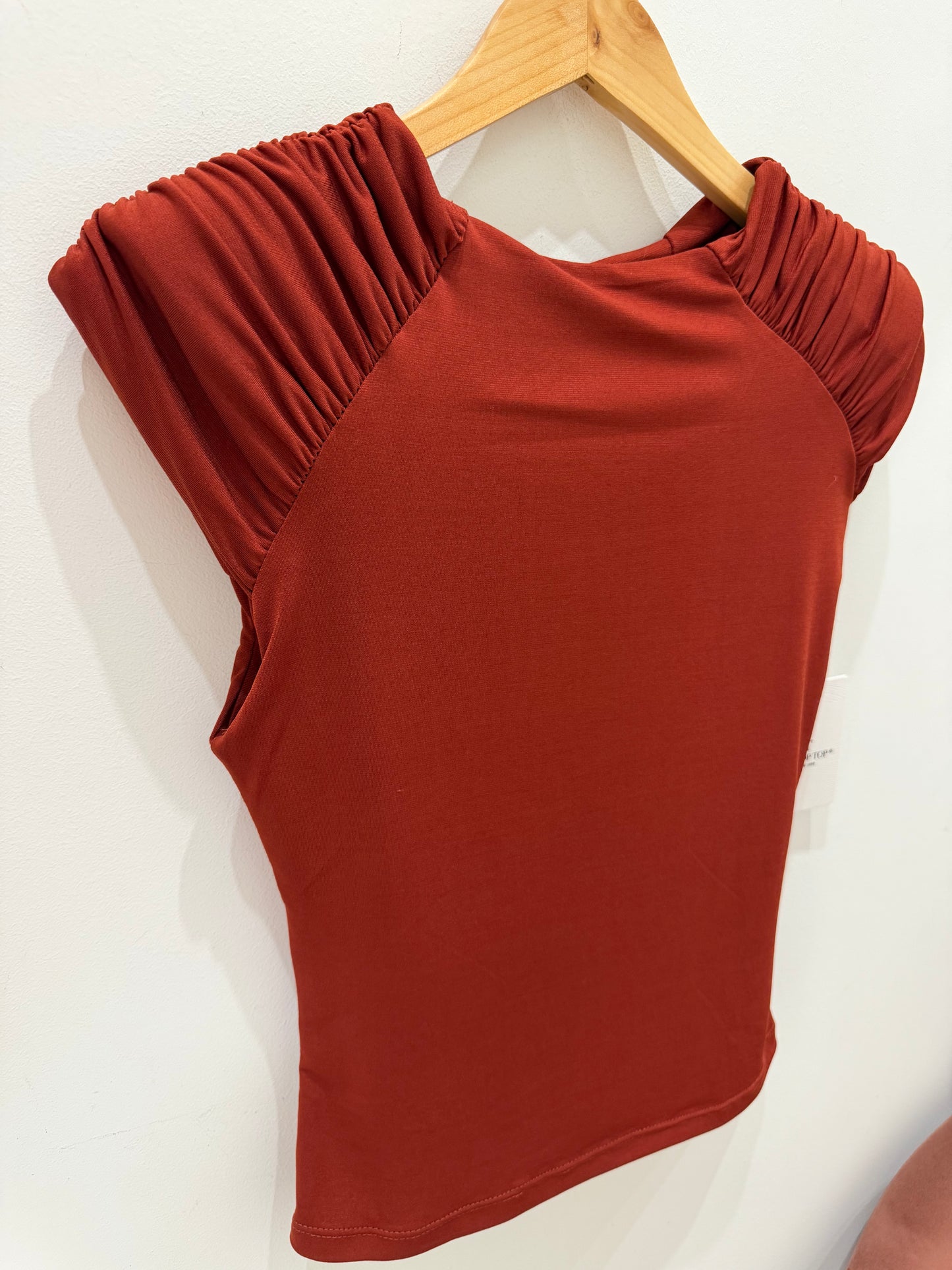 CAMISETA HOMBRERAS TEJA