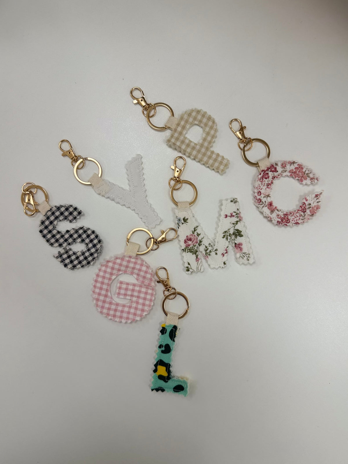 CHARM/LLAVERO HECHO A MANO INICIAL