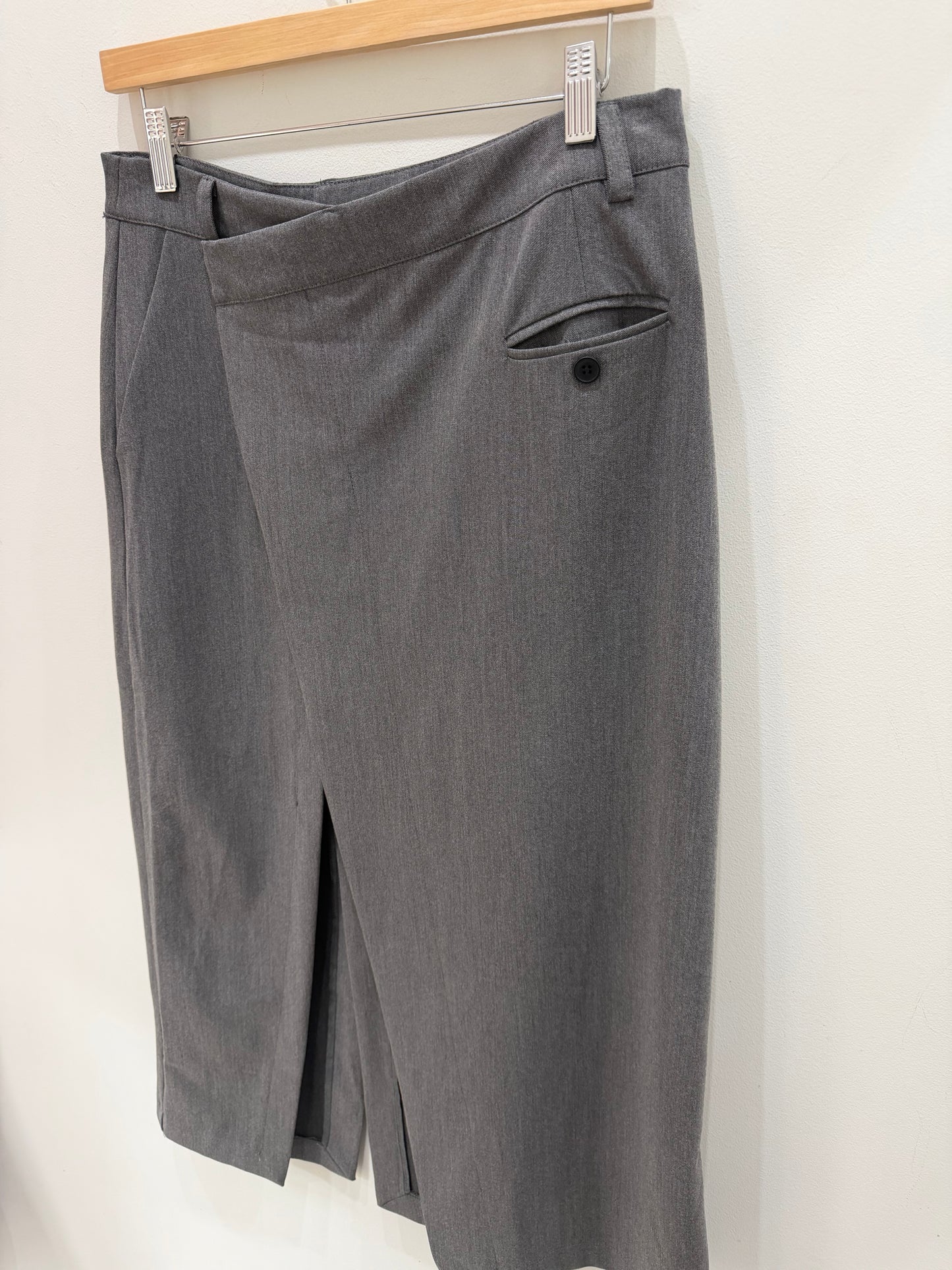 FALDA GRIS DETALLE BOTONES