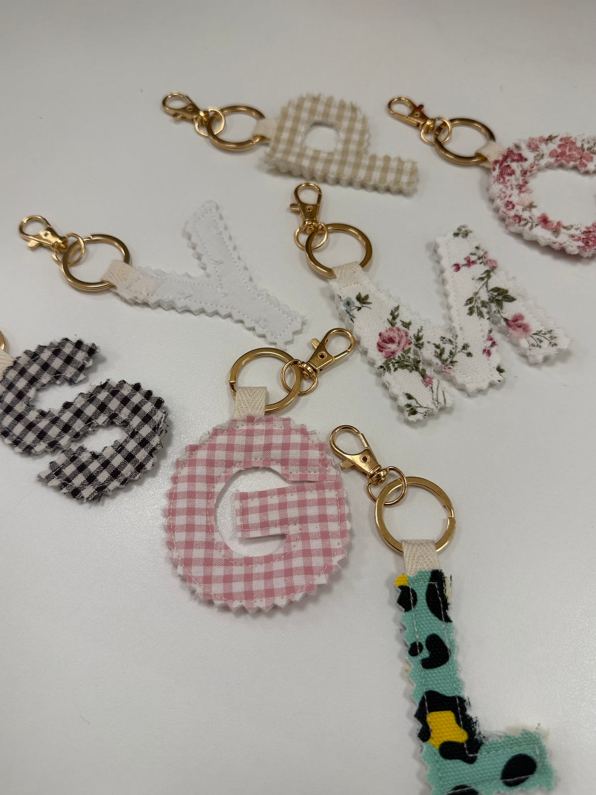 CHARM/LLAVERO HECHO A MANO INICIAL