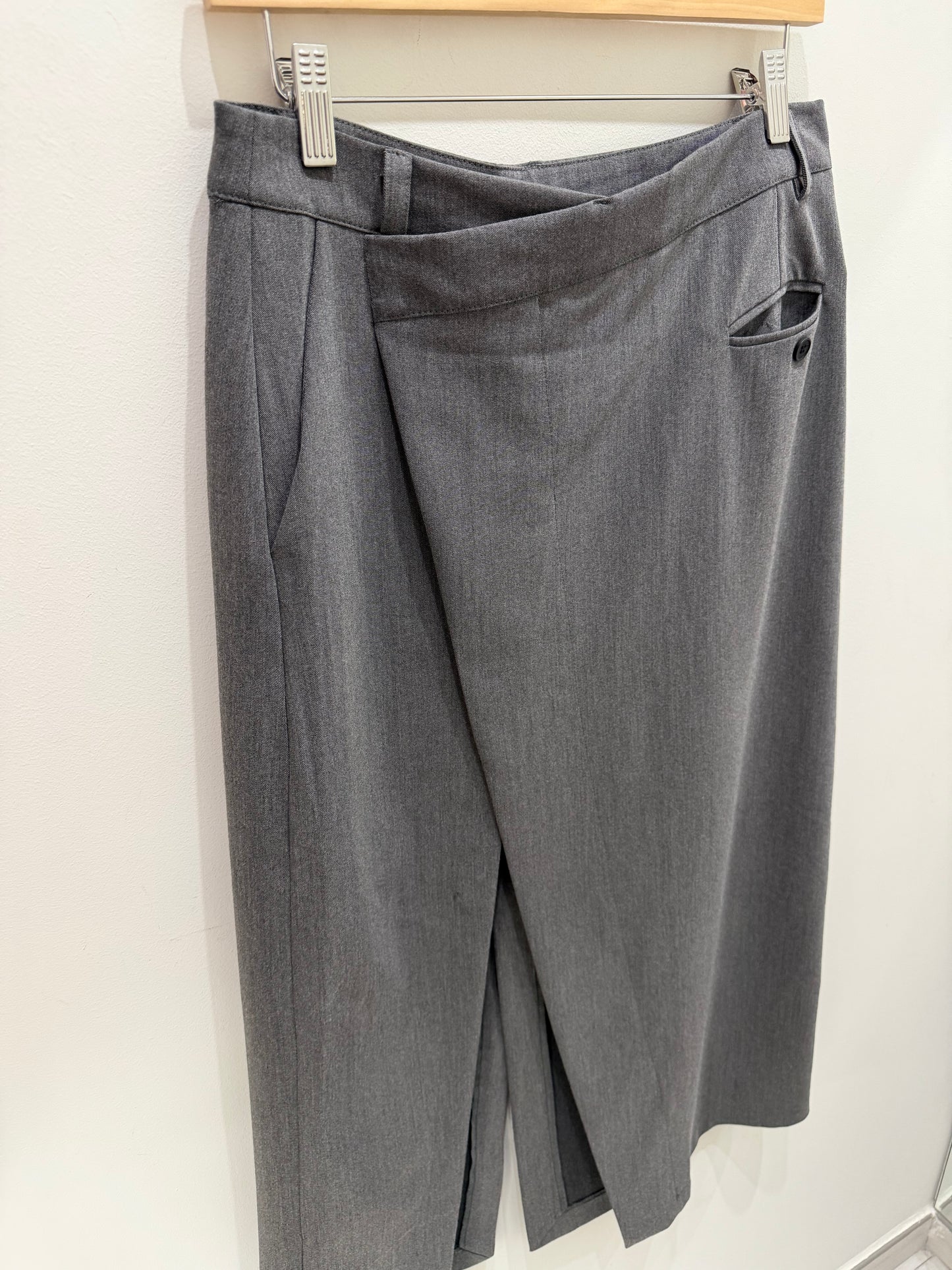FALDA GRIS DETALLE BOTONES