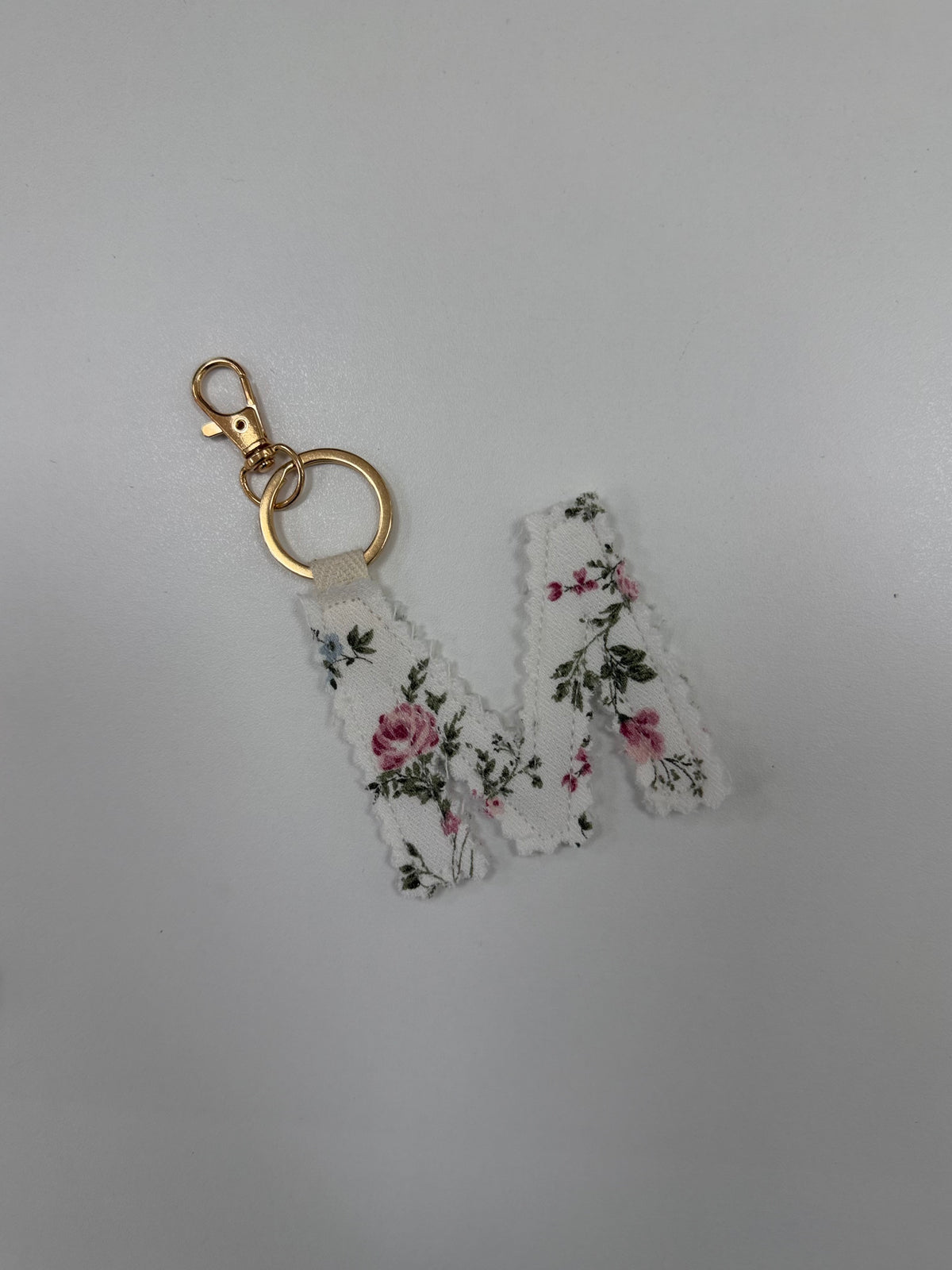 CHARM/LLAVERO HECHO A MANO INICIAL
