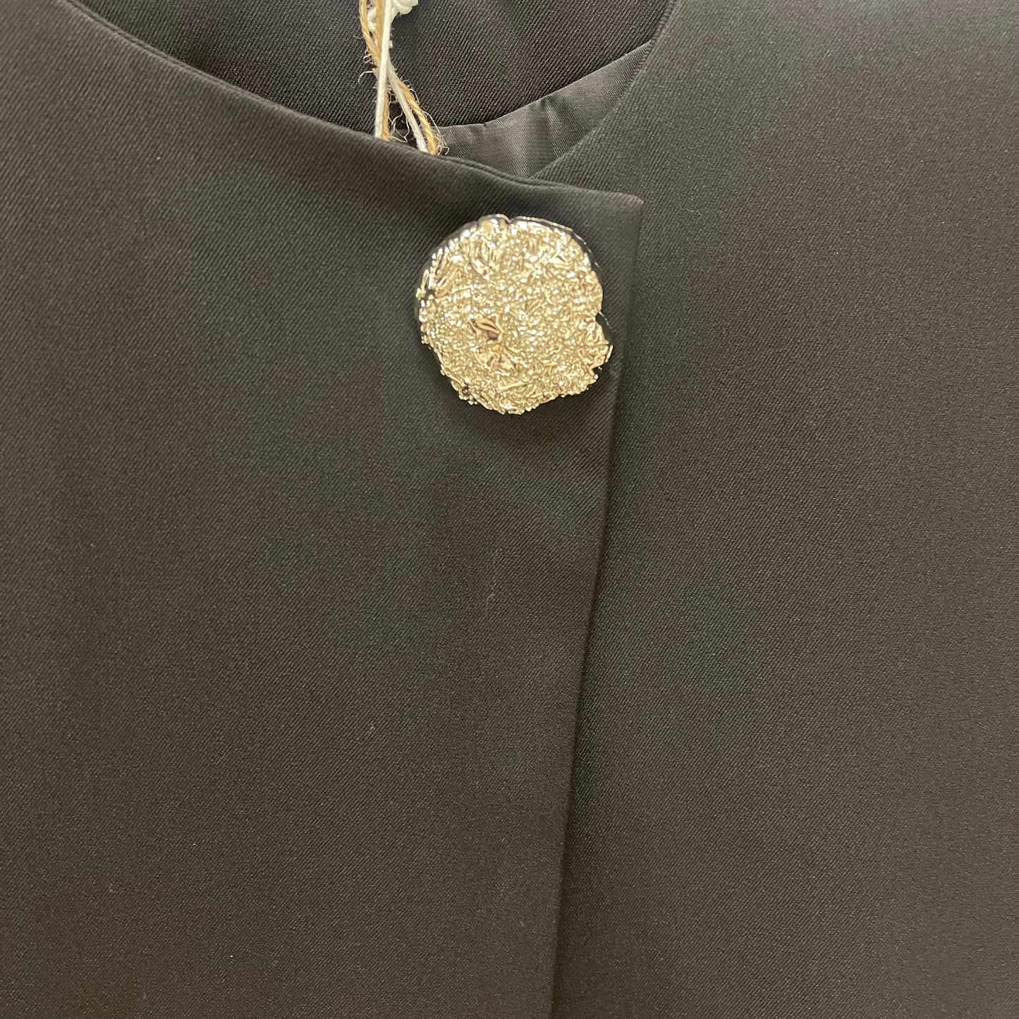 CHALECO NEGRO BOTÓN FLOR