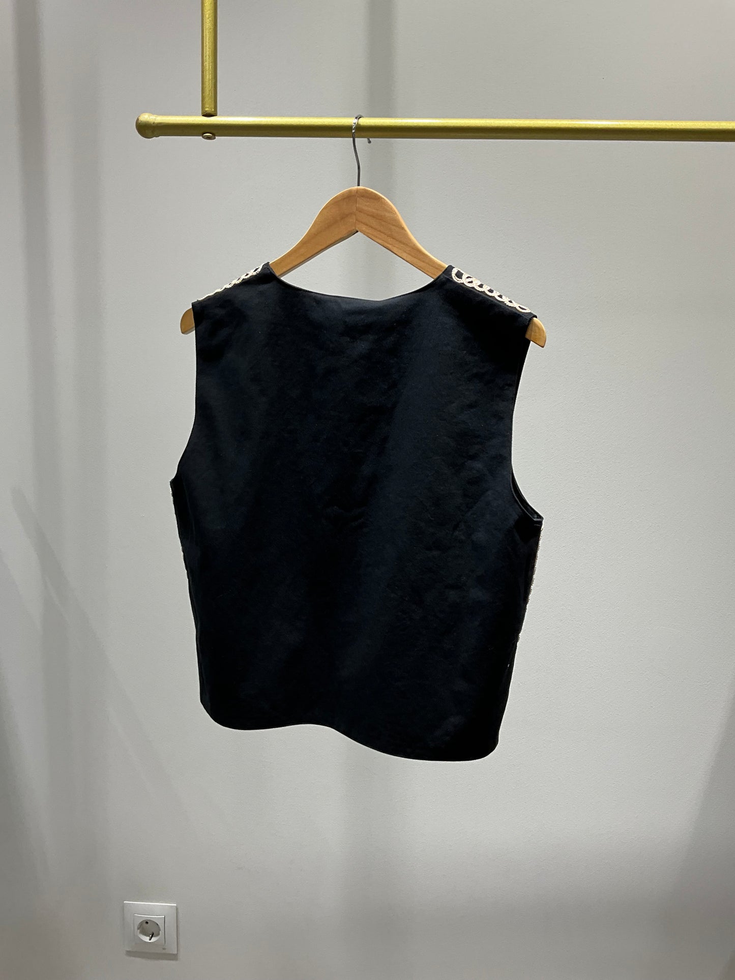 CHALECO NEGRO FLORES