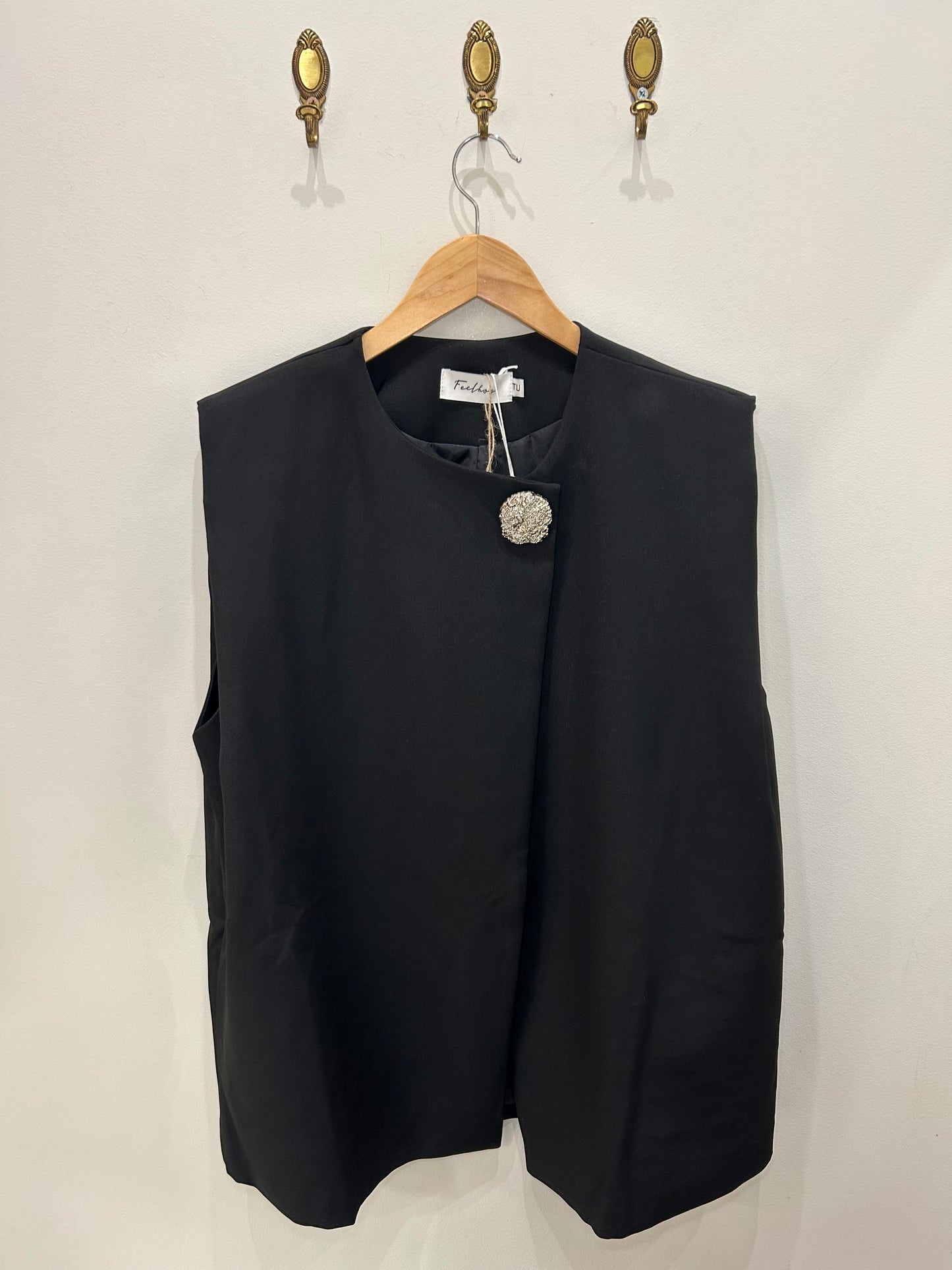 CHALECO NEGRO BOTÓN FLOR