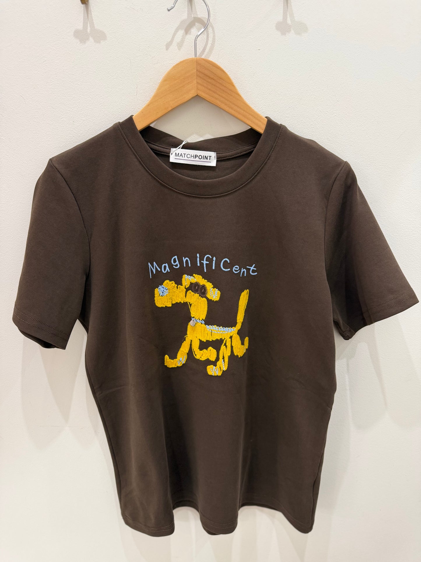 CAMISETA MARRÓN PERRO SALCHICHA