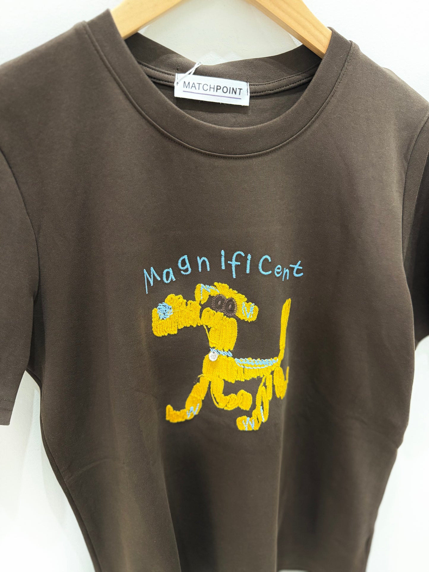 CAMISETA MARRÓN PERRO SALCHICHA