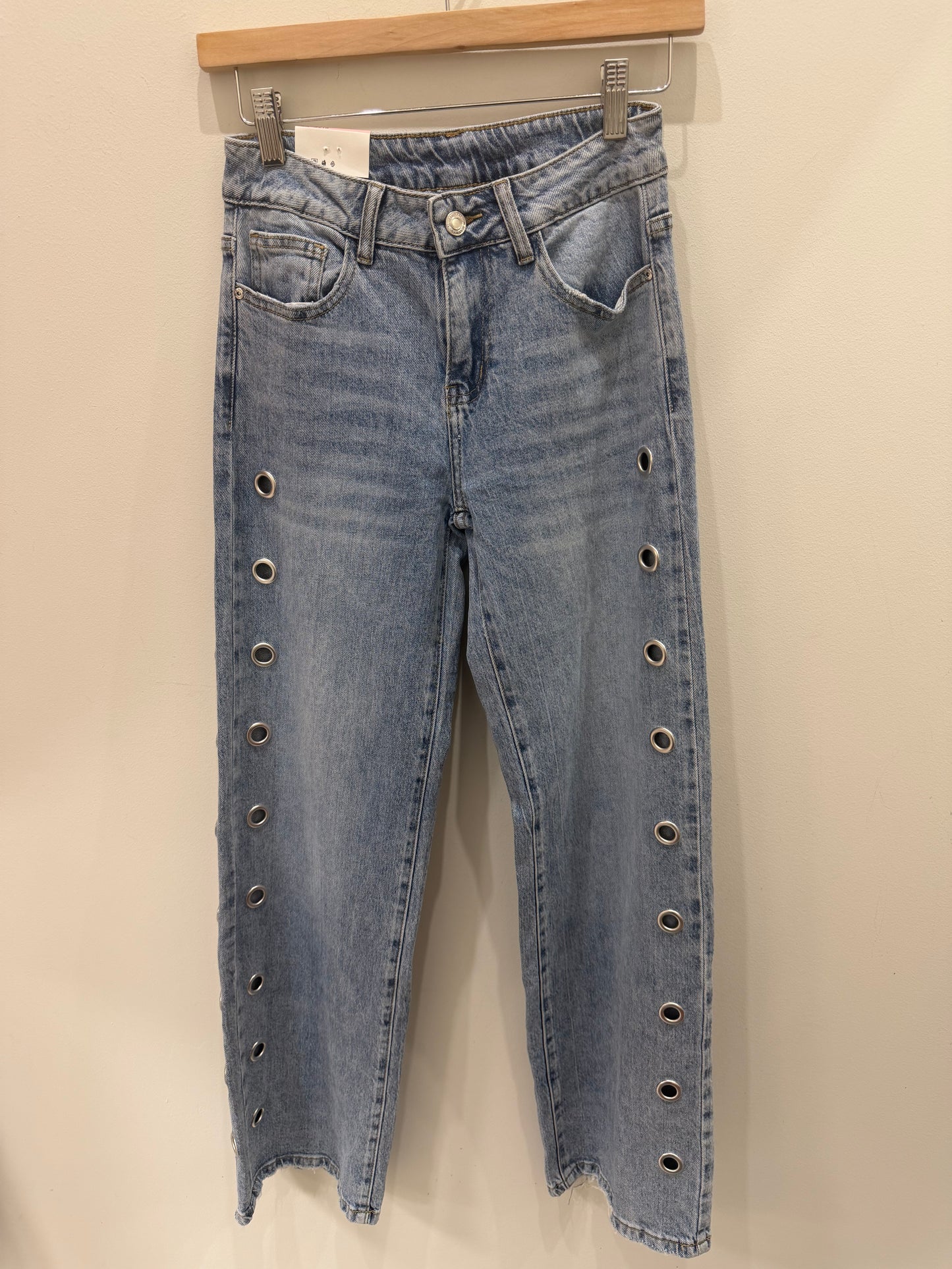 PANTALÓN VAQUERO ARANDELAS