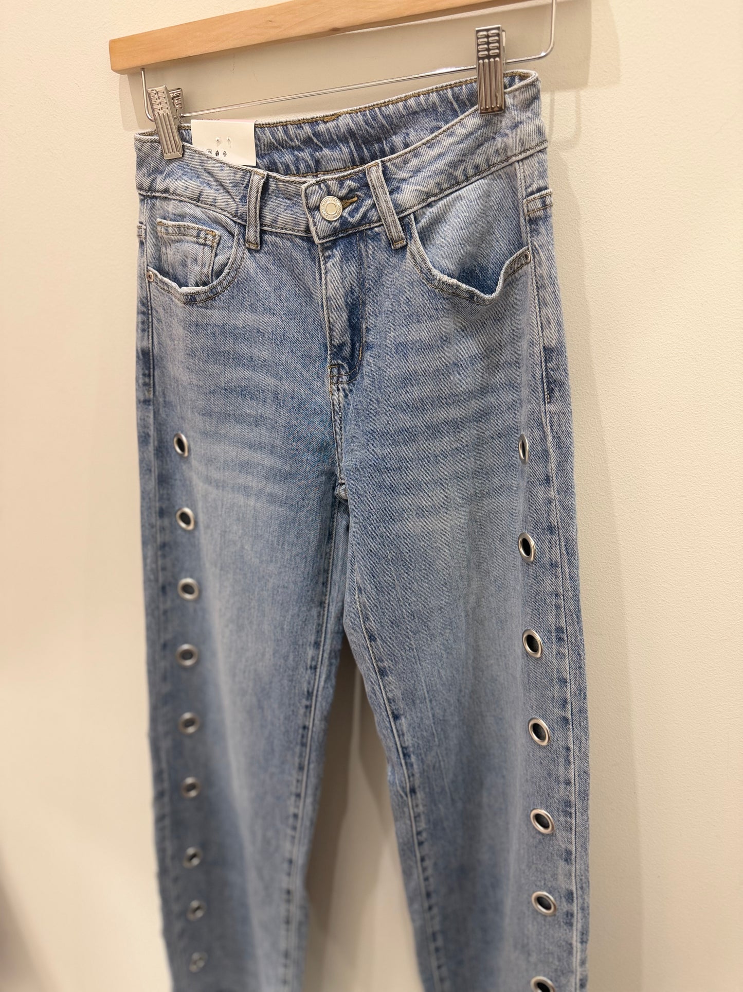 PANTALÓN VAQUERO ARANDELAS