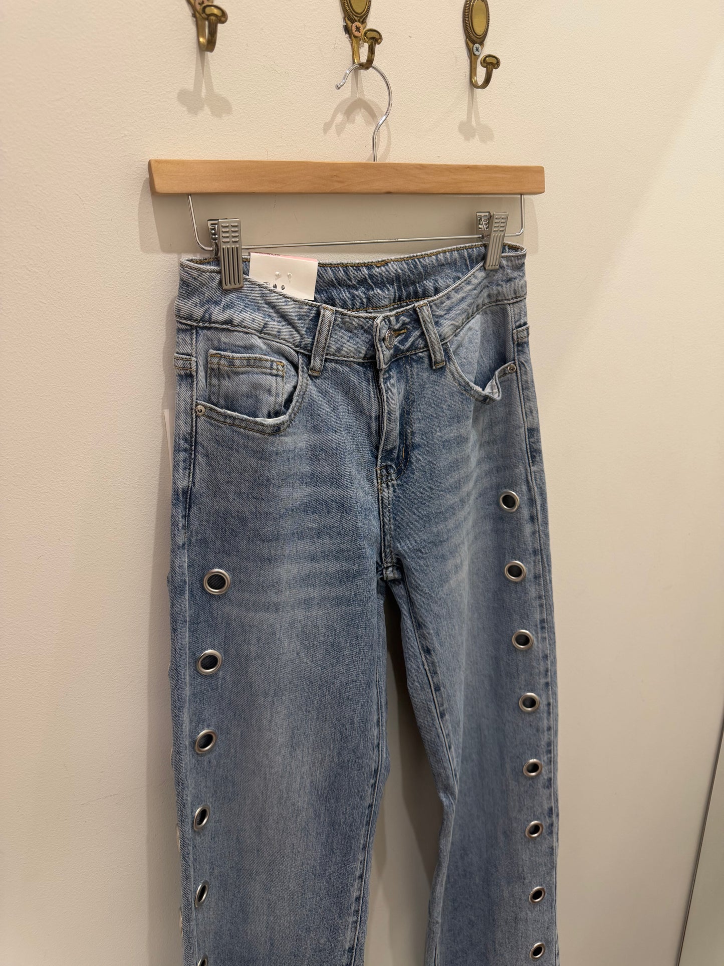 PANTALÓN VAQUERO ARANDELAS