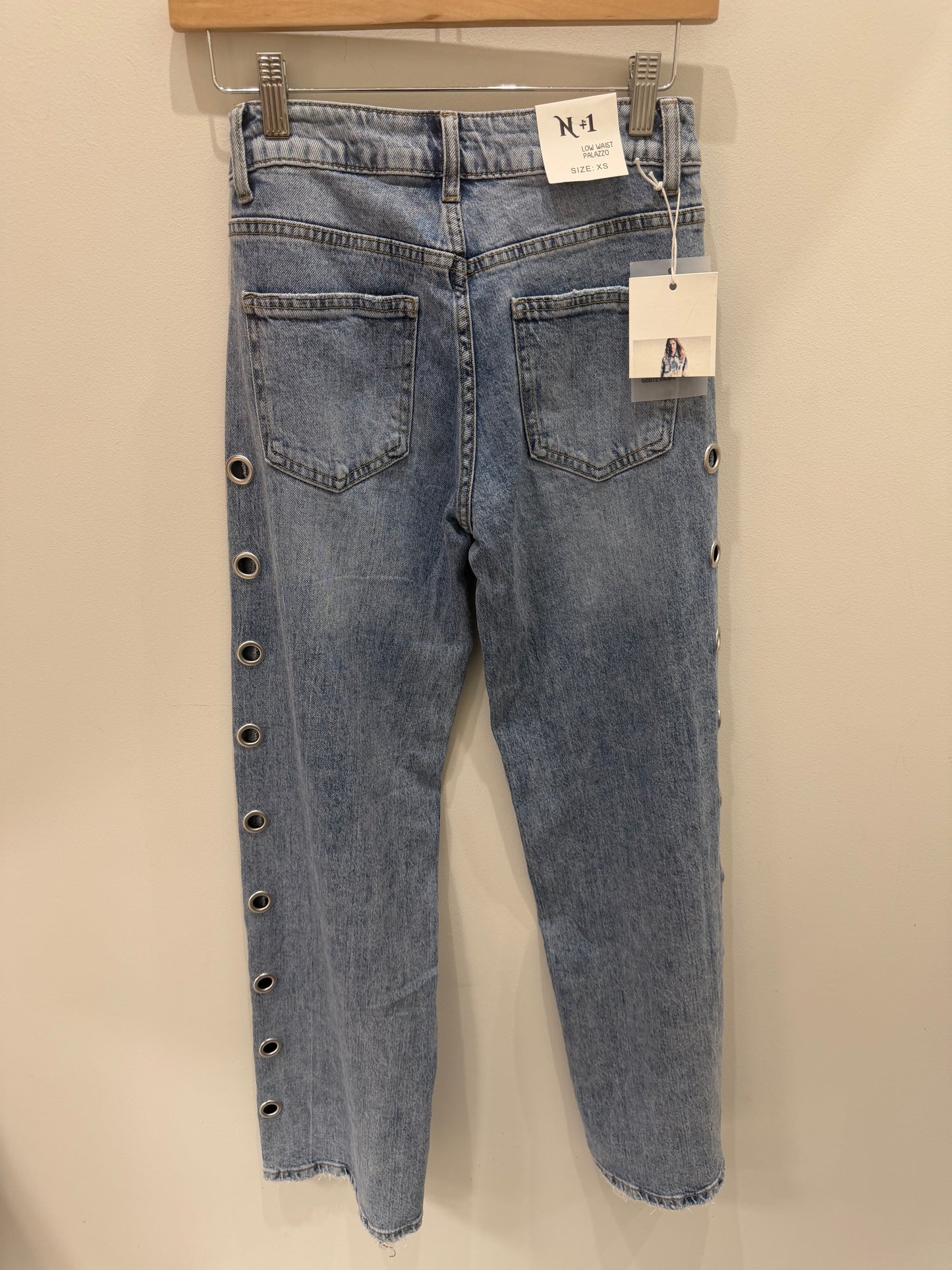 PANTALÓN VAQUERO ARANDELAS
