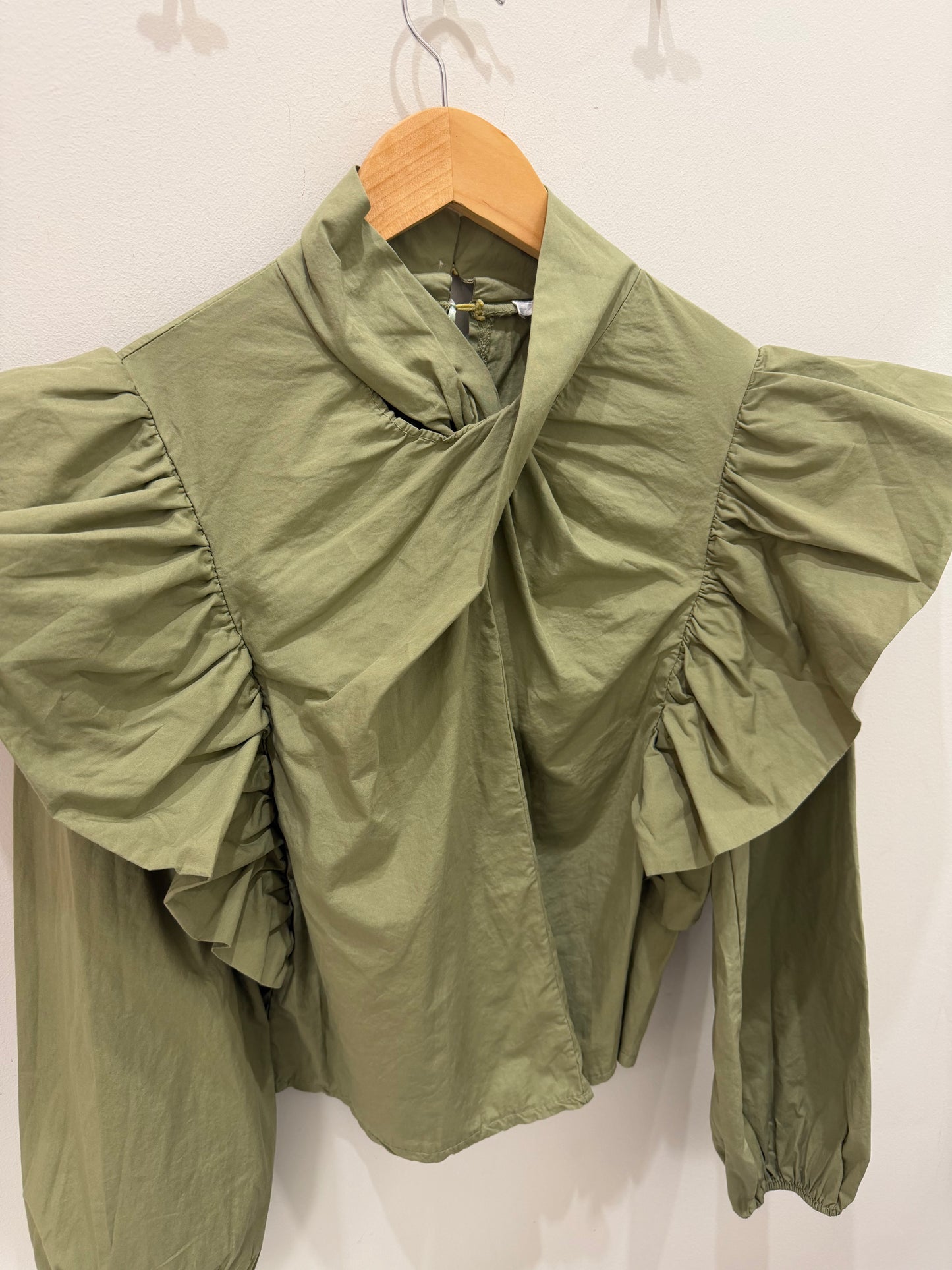 BLUSA VERDE VOLANTES