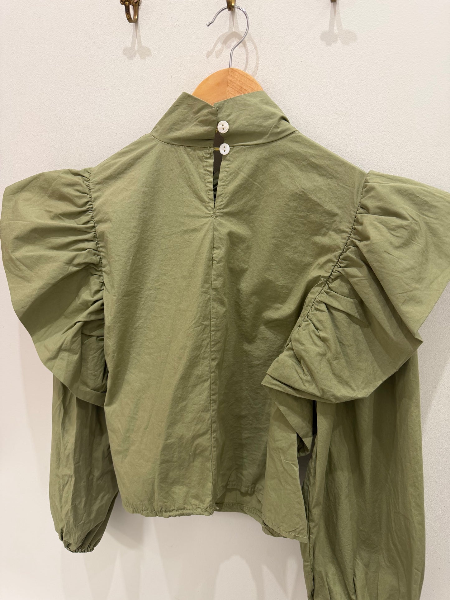BLUSA VERDE VOLANTES