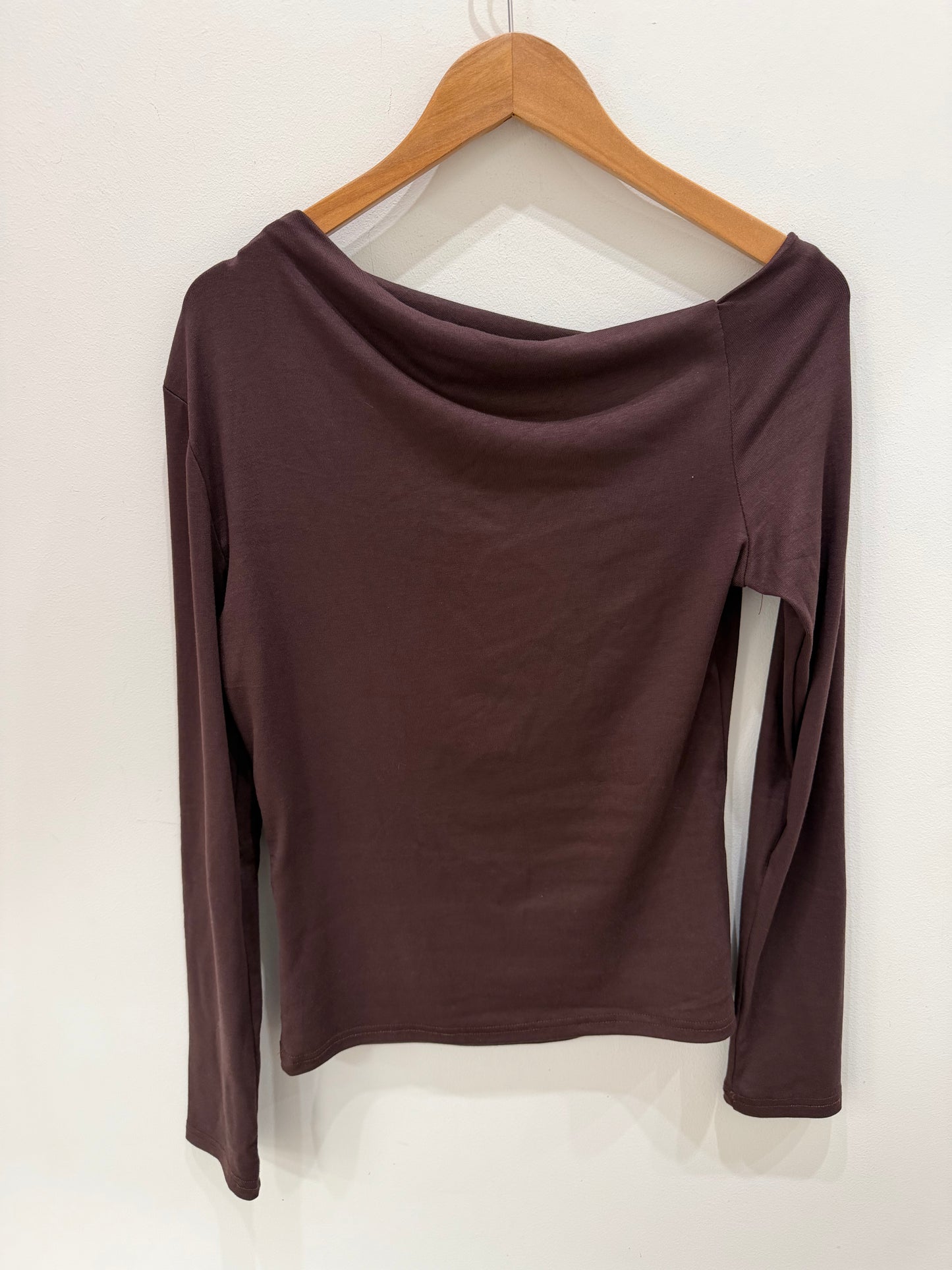 CAMISETA MARRÓN ASIMÉTRICA