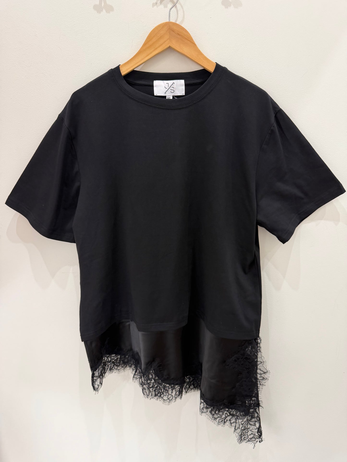 CAMISETA ASIMÉTRICA NEGRA