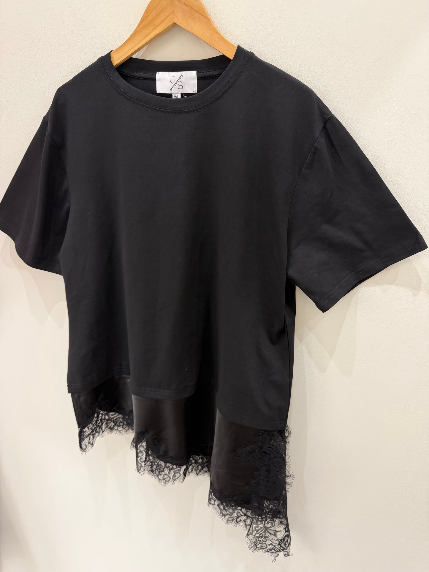 CAMISETA ASIMÉTRICA NEGRA