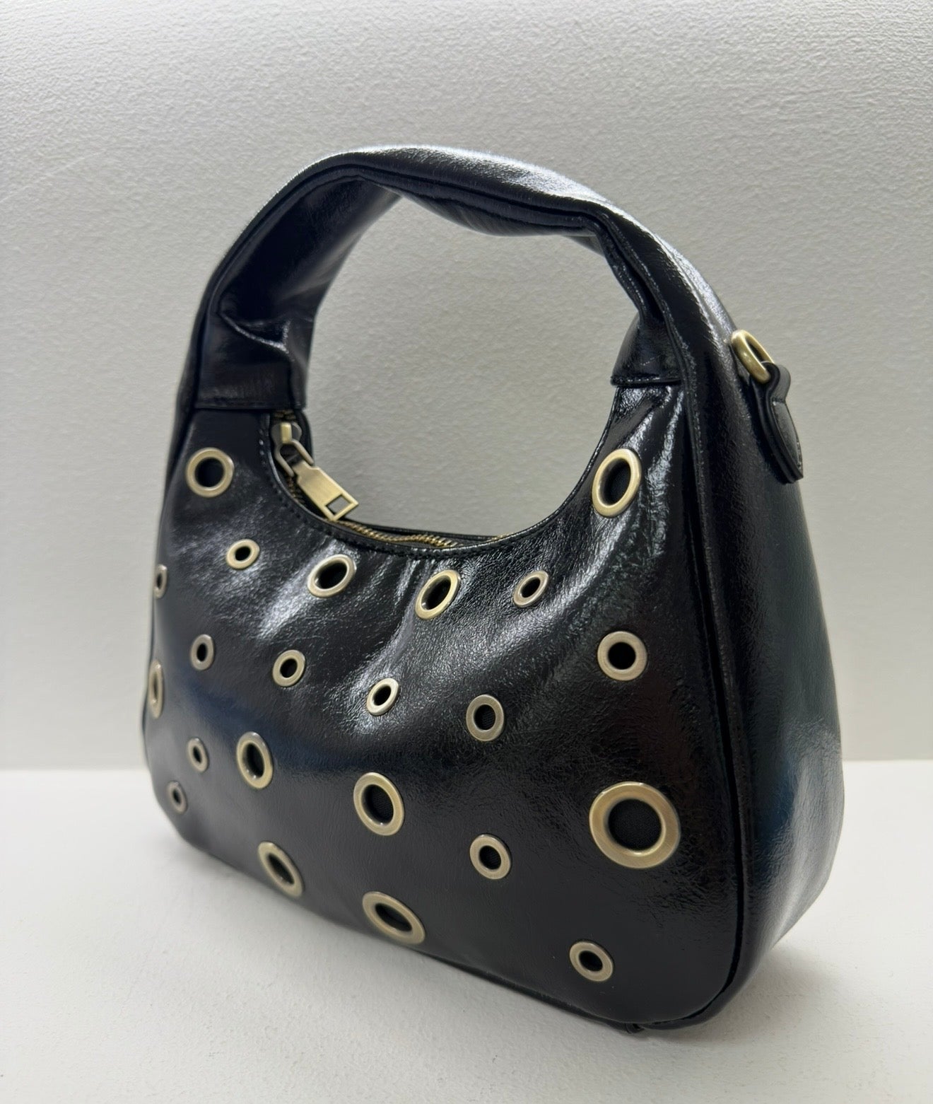BOLSO NEGRO TACHUELAS