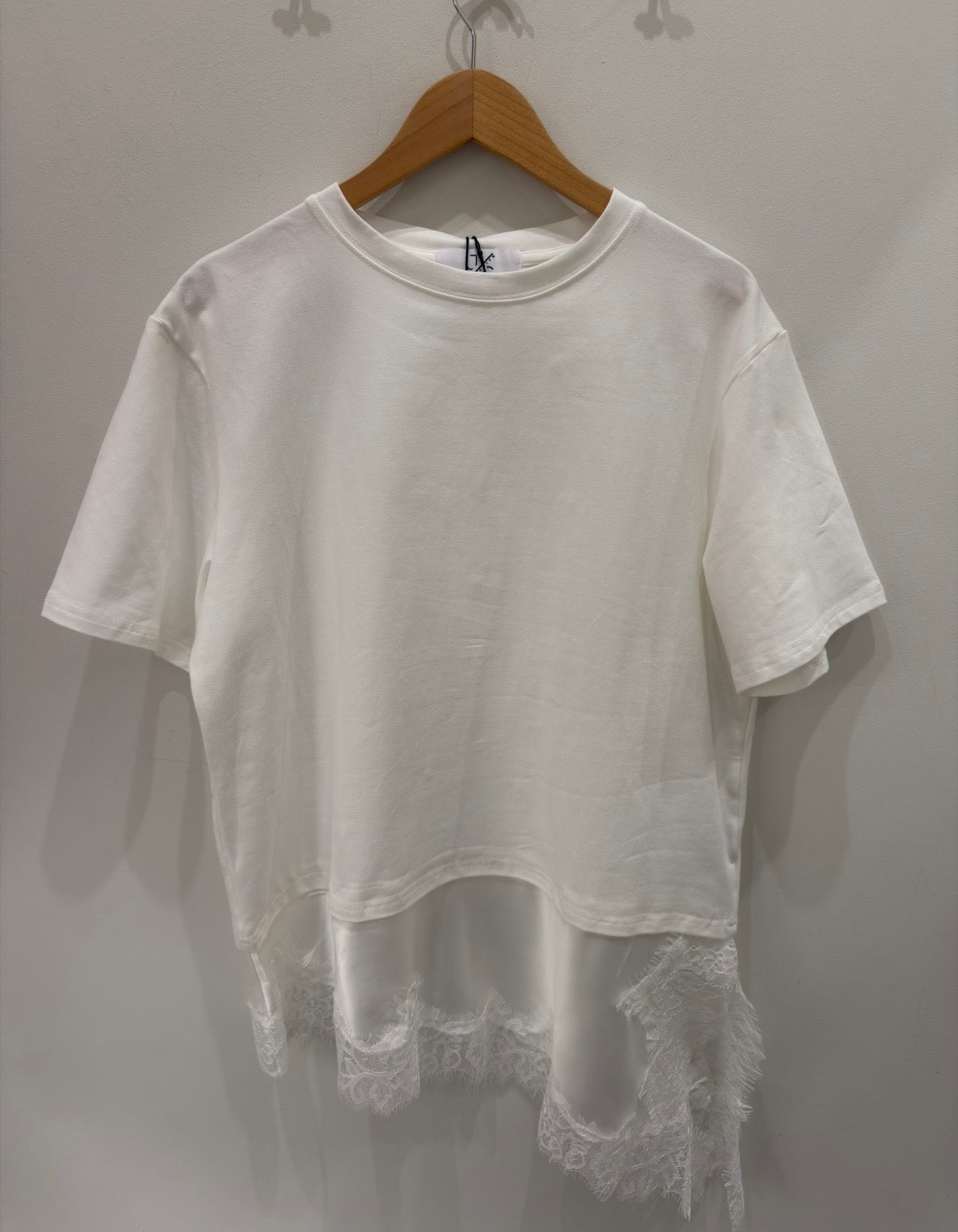 CAMISETA BLANCA ENCAJE SATINADO