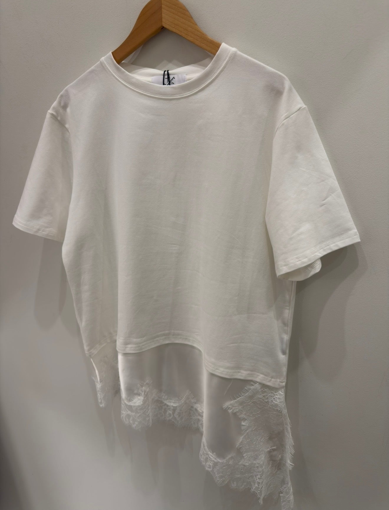 CAMISETA BLANCA ENCAJE SATINADO