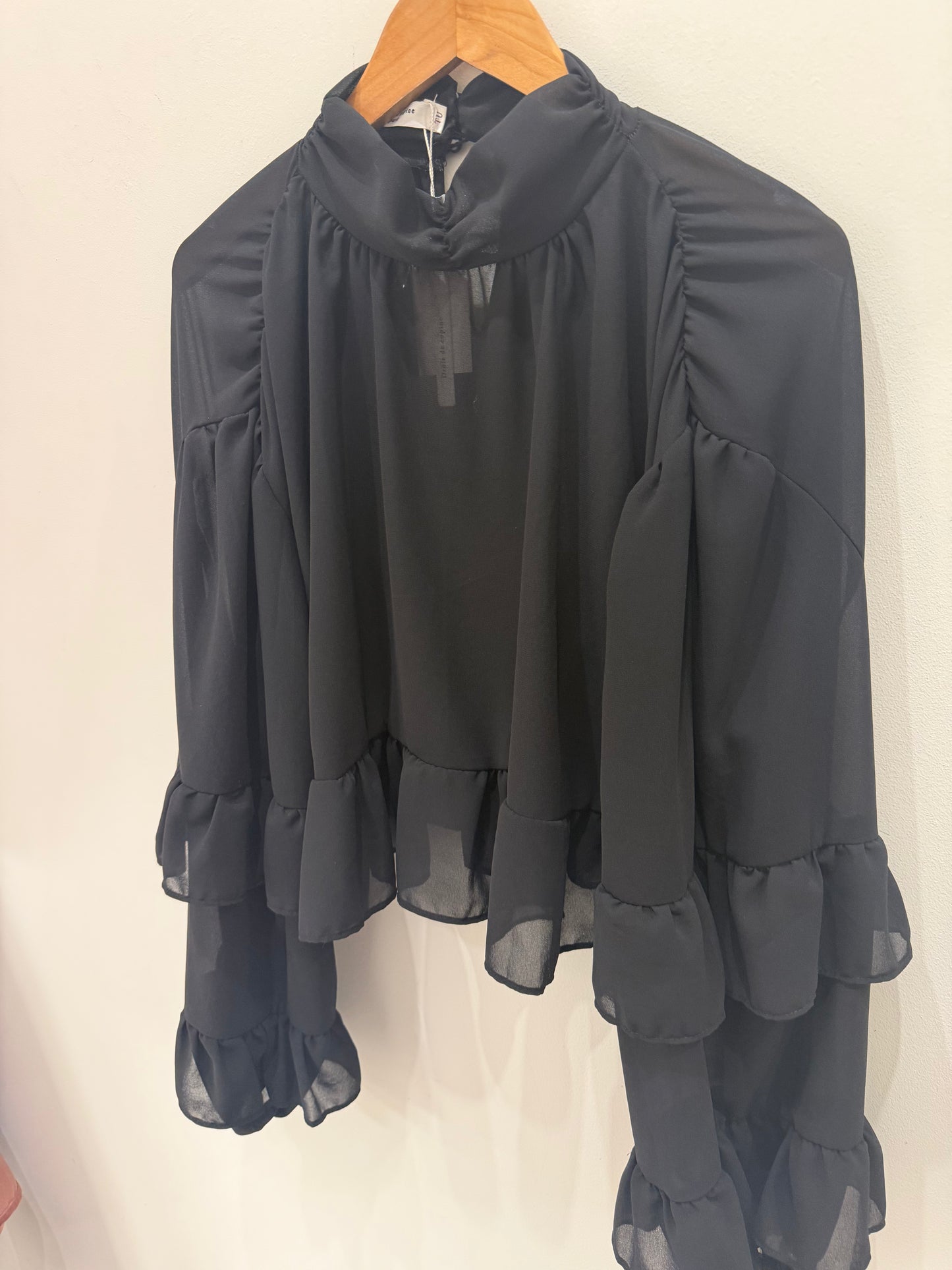 BLUSA NEGRA GASA Y VOLANTES