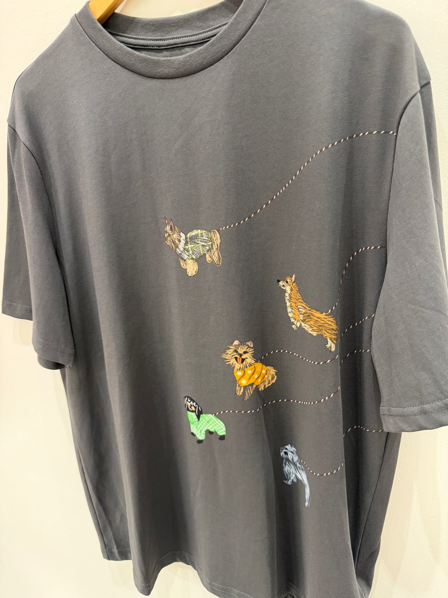 CAMISETA GRIS PERRITOS