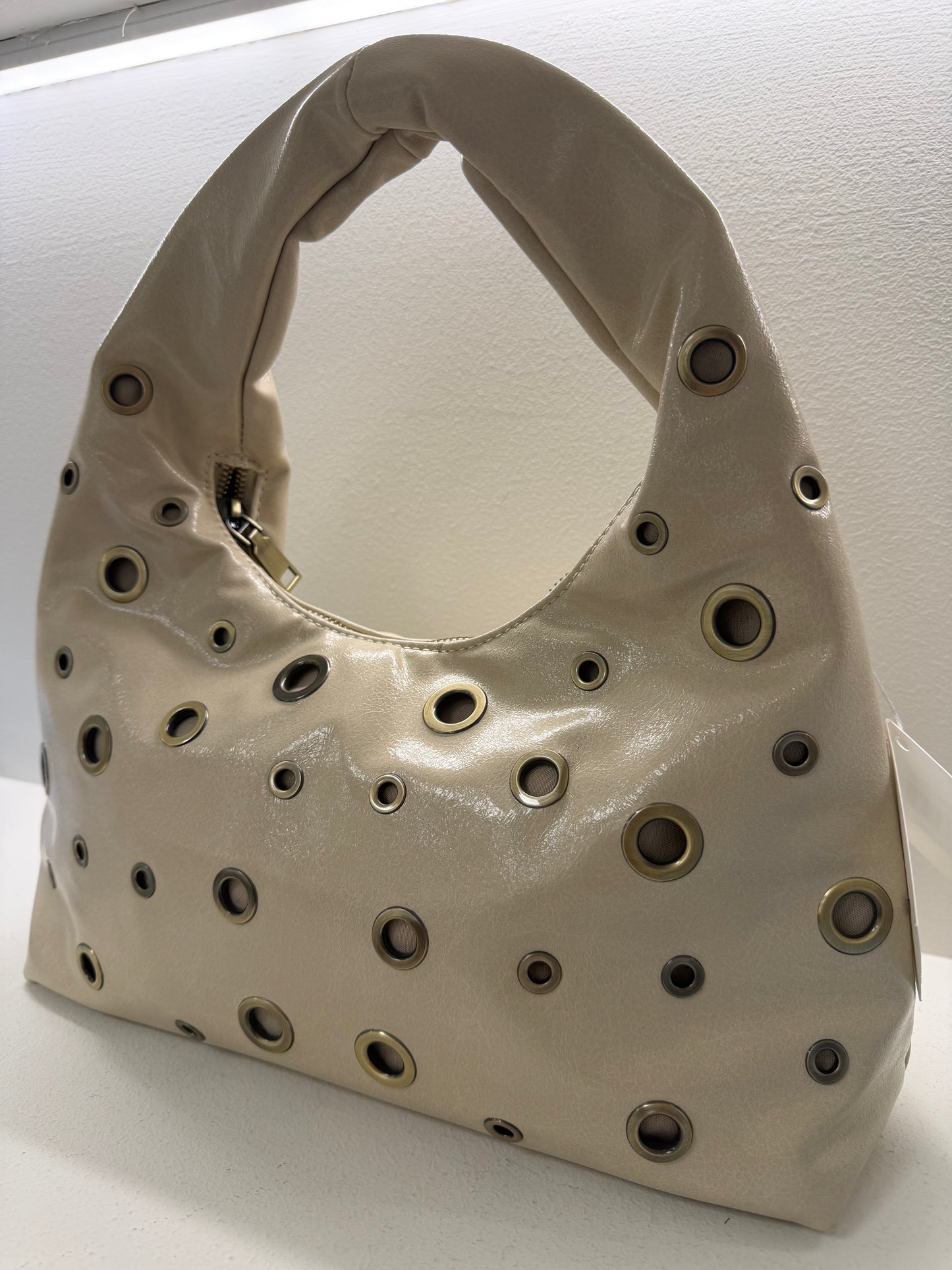 BOLSO BEIGE ARANDELAS